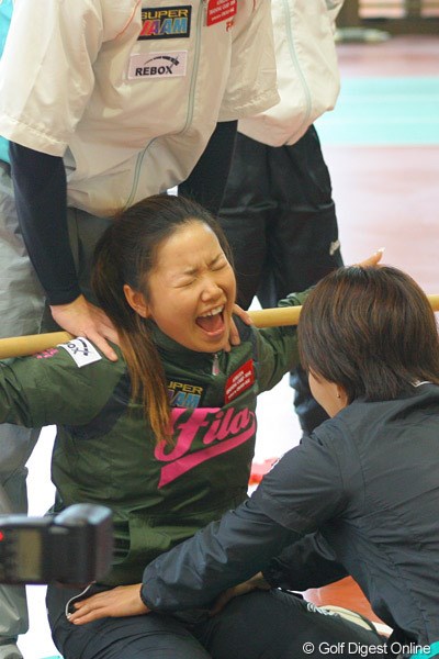 股関節を伸ばすストレッチで苦痛の表情を浮かべる青山加織 2010年 アスリート トレーニングキャンプ 青山加織 フォトギャラリー Gdo