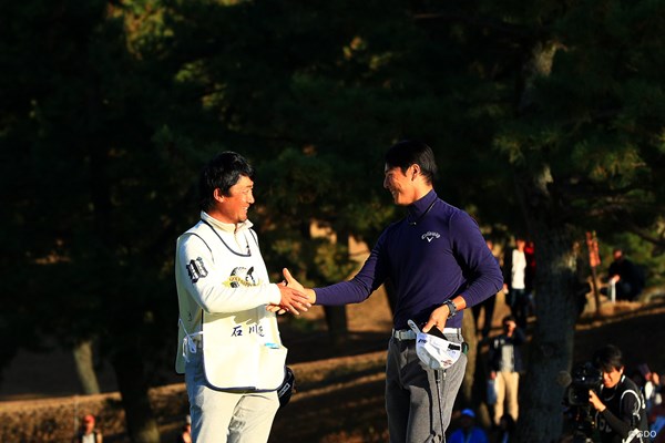 2018年 ゴルフ日本シリーズJTカップ 3日目 石川遼 石川遼（右）は1ボギーの「71」でプレーし通算3アンダー5位に後退した