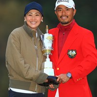 妻・古閑美保さん（左）と優勝カップを持つ小平智 2018年 ゴルフ日本シリーズJTカップ 最終日 小平智