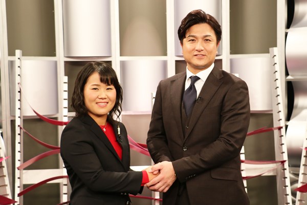 子どものころから巨人ファンだという畑岡奈紗（左）は高橋由伸氏とがっちり握手