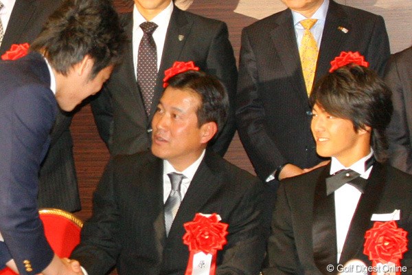 受賞者の写真撮影時に原辰徳と握手をして頭を下げる菊池雄星