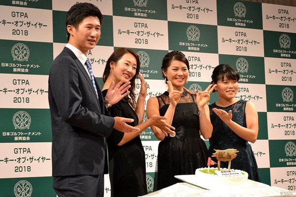 新垣比菜（右から2人目）の20歳誕生日を祝う星野陸也（左）と松田鈴英（左から2人目）と勝みなみ
