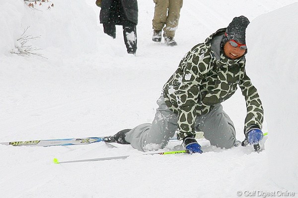 初日はこんなものかな…。派手に転倒し、苦笑いの石川遼