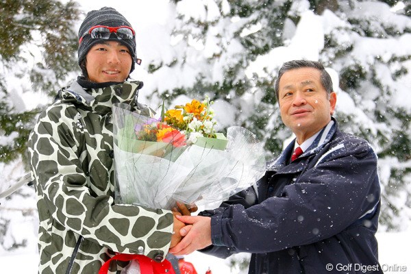 湯沢町の上村清隆町長から、歓迎の花束を受け取る石川遼