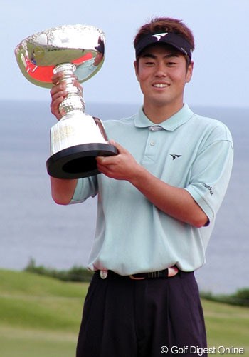 2004年 アジア・ジャパン沖縄オープンゴルフトーナメント 最終日 谷原秀人 見事な逆転優勝を飾った谷原秀人