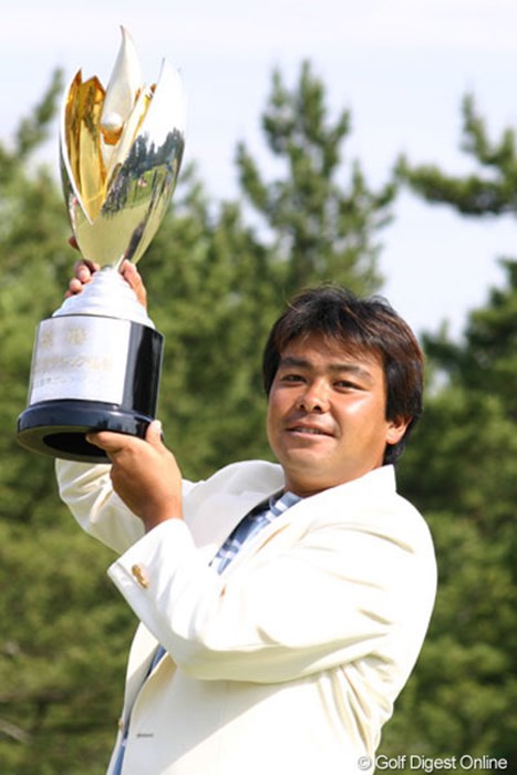 プレーオフの末、見事初優勝を飾った神山隆志 2004年 JCBクラシック仙台 最終日 神山隆志