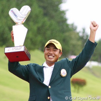 2004年 アイフルカップゴルフトーナメント 最終日 谷口拓也 プロ3年目の谷口拓也が嬉しいツアー初優勝を飾った