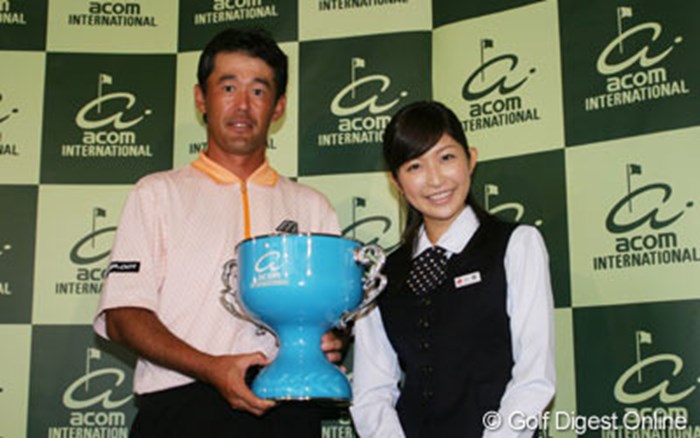 2、3日目の猛チャージで2年ぶりの優勝を飾った鈴木亨 2004年 アコムインターナショナル 最終日 鈴木亨