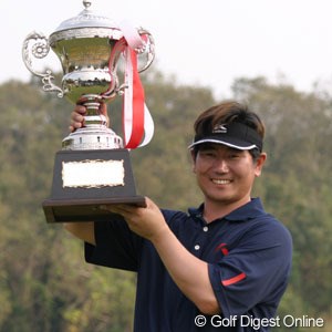 2004年 アサヒ緑健・よみうりメモリアルオープンゴルフトーナメント 最終日 Y.E.ヤン 6打差からの見事な逆転優勝を飾った韓国のY.E.ヤン