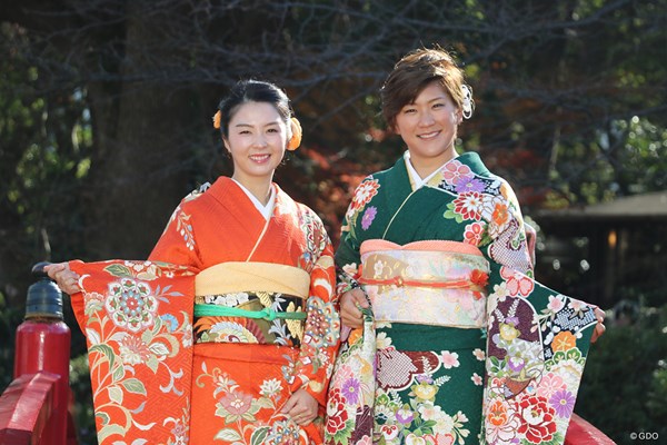 笑顔で2019年の目標を語った菊地絵理香（左）と成田美寿々