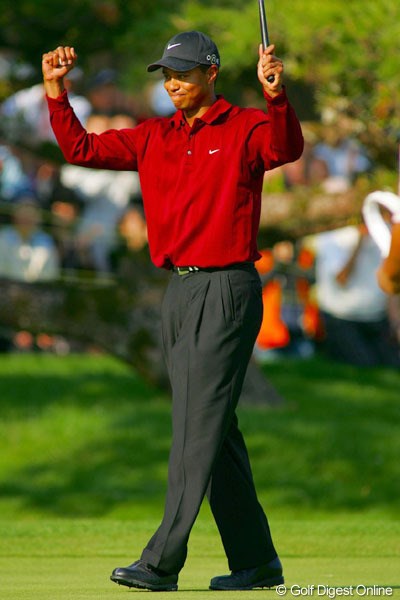 2004年 ダンロップフェニックストーナメント 最終日 タイガー・ウッズ 最終日18番、ウィニングパットを沈めて両手を挙げて喜びを表現するタイガー・ウッズ
