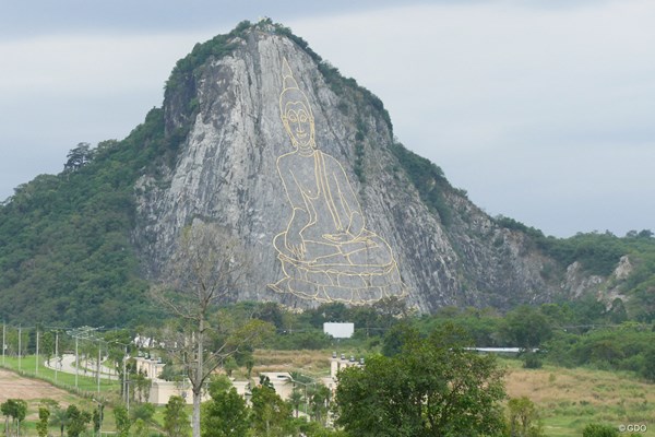 カオ・チーチャン コースのどこからでも眺められるカオ・チーチャンの巨大仏像
