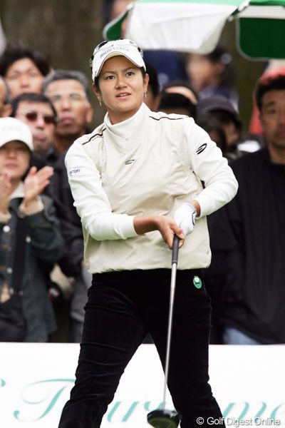 2004年 伊藤園レディスゴルフトーナメント 2日目 宮里藍 プロデビュー戦から1年。成長を遂げた宮里藍がこの大会に帰ってきた