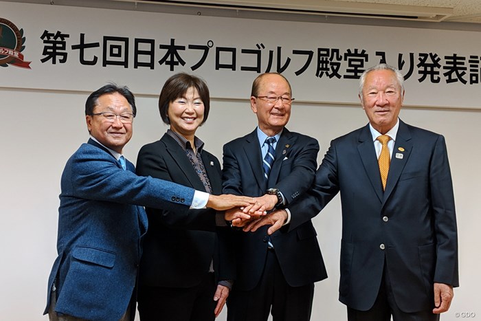 第7回顕彰者を発表した日本プロゴルフ殿堂と特別会員の各ツアー代表者たち 日本プロゴルフ殿堂