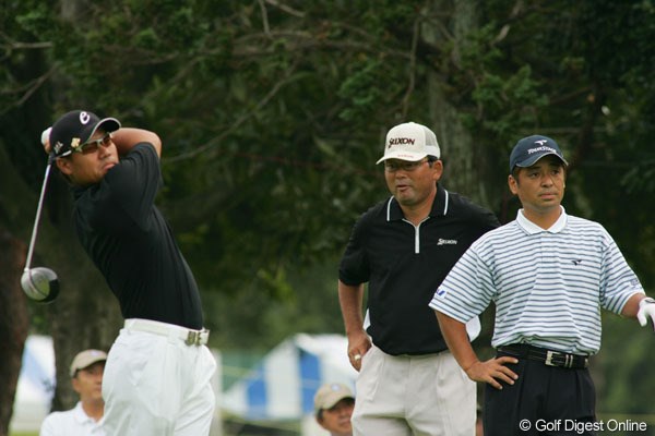 2004年 サントリーオープンゴルフトーナメント 初日 伊沢利光 2ヵ月振りのツアー復帰を果たした伊沢利光（写真右）。宮里優作、中嶋常幸とラウンドした