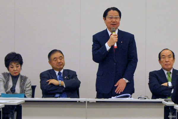 合同総会であいさつする衛藤征士郎・元衆院副議長（右から2人目）