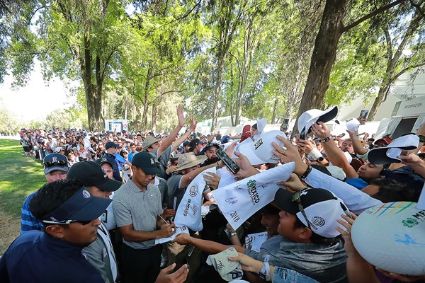 タイガー・ウッズ メキシコでも大人気。タイガー・ウッズはサイン攻めにあった（ Hector Vivas/Getty Images ）