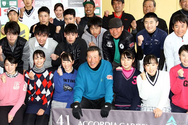 未来のスターは誕生するか？参加したジュニアゴルファーに囲まれ笑顔の尾崎将司