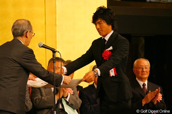 奨励賞を受け取る石川遼。後方右端は安西日本ゴルフ協会会長