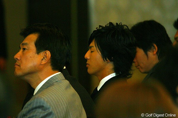 2010年 読売新聞社主催「第59回 日本スポーツ賞」 石川遼 祝辞を聞く石川遼。眠っているわけではないですよね！姿勢が良いので分かりづらいですが・・・