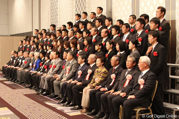 2010年 読売新聞社主催「第59回 日本スポーツ賞」 石川遼 受賞者の皆様おめでとうございます！しかし人数多すぎて正面からは全員収まりません！