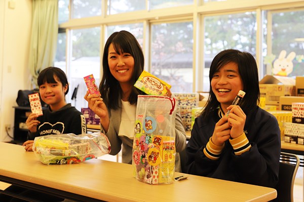 地元福岡の児童養護施設を訪れ、お菓子を寄贈した福田真未