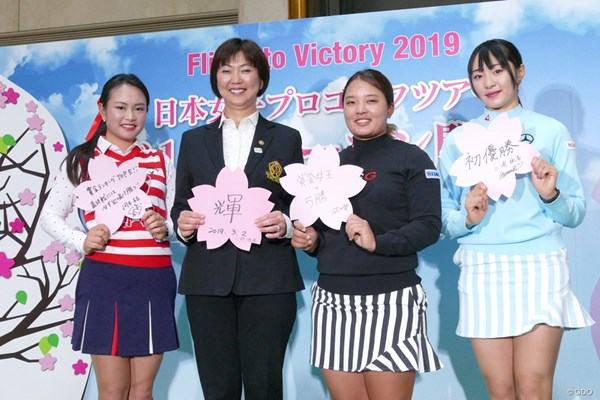 羽田空港での開幕イベントに参加した（左から）河本結、小林浩美LPGA会長、鈴木愛、三浦桃香