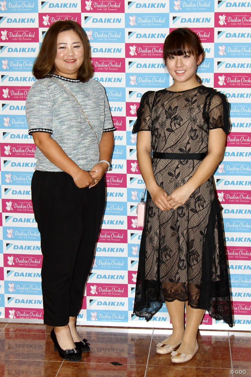 2019年 ダイキンオーキッドレディスゴルフトーナメント 事前 （左から）東浩子、香妻琴乃