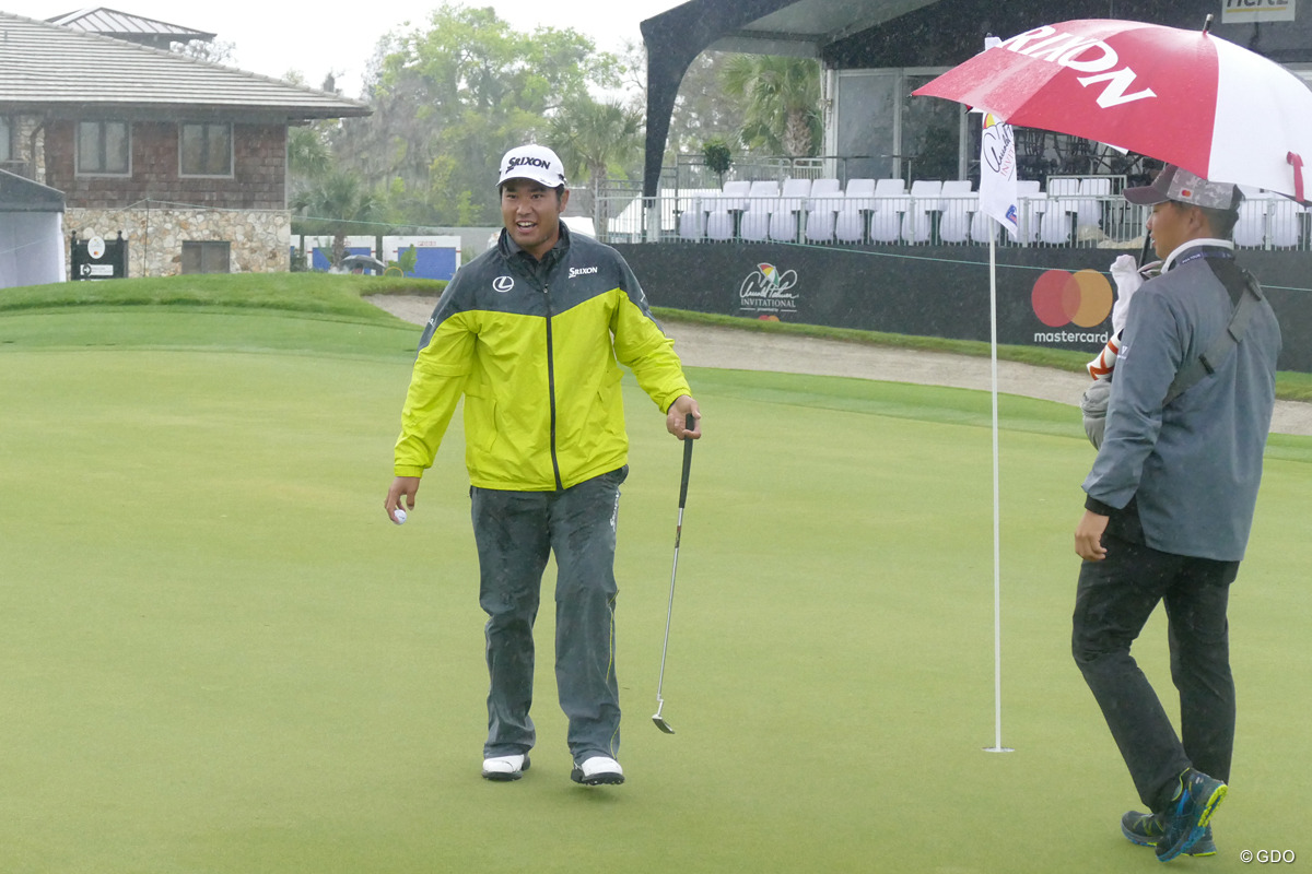 松山英樹は雨中で軽めの調整 3試合ぶり進藤キャディ