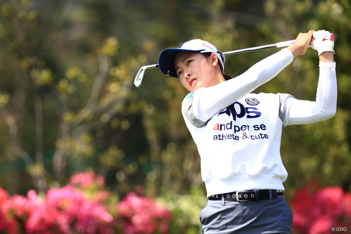 松田鈴英が首位発進 諸見里しのぶら1打差2位／女子開幕戦【国内女子ツアー LPGA】｜GDO ゴルフダイジェスト・オンライン