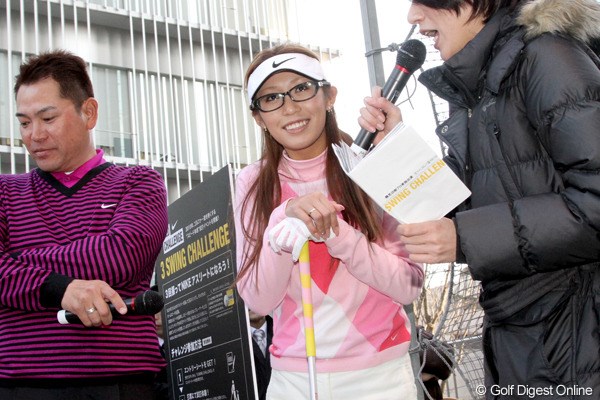 ナイキゴルフのイベントに登場した金田久美子。貴重なメガネ姿を披露した