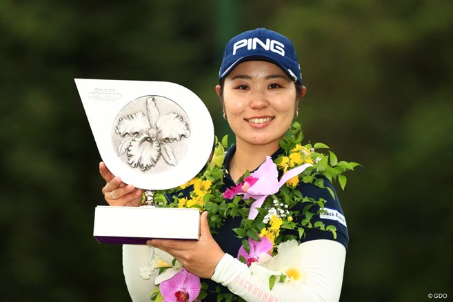 比嘉真美子が開幕戦を制す 宮里藍さん以来15年ぶり地元V