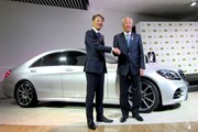 青木功JGTO会長（右）とメルセデス・ベンツ日本の上野金太郎CEO