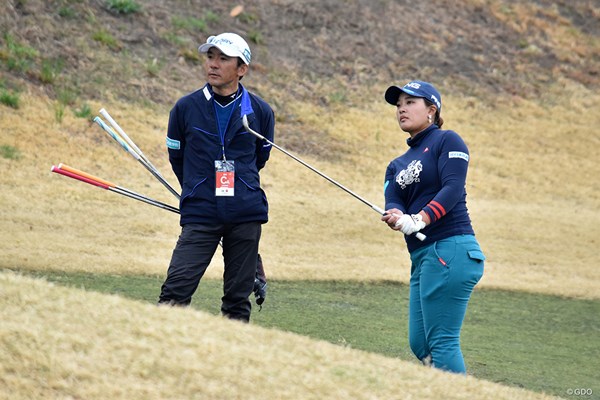 2019年 Tポイント×ENEOSゴルフトーナメント 事前 鈴木愛 鈴木愛（右）は自身初の2週連続優勝を目指す