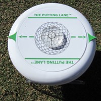  パッティングの練習器具。ターゲットのスパット部分に置いてボールを通過させることにより、自分が見えている視界とのギャップを埋める