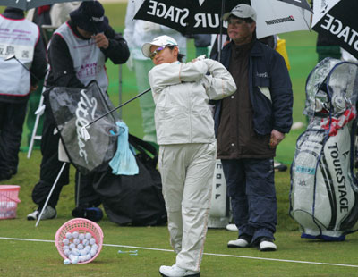 形の違う愛情。藍、さくらを見つめる父の開幕戦【GDOコラム】