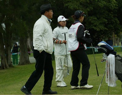 2005年 ダイキンオーキッドレディスゴルフトーナメント 横峯さくら 2日間、さくらとキャディの本仮屋に「コースマネージメントがなっていない」と指摘した父・良郎氏