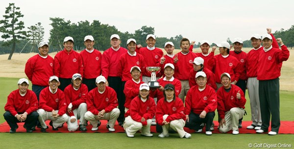 2005年 第11回ガン撲滅基金高松宮賜杯争奪ゴルフ東西対抗競技大会 優勝した西軍。中央に賜杯を持つのはキャプテンの倉本昌弘と里見浩太朗。