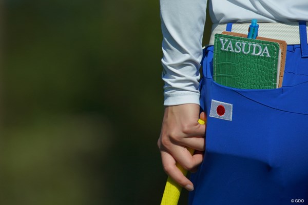 2019年 オーガスタナショナル女子アマチュア 初日 安田祐香 参加している選手個々の名前と、大会のロゴが入ったヤーデージブックカバーが、記念に配られているようだ。