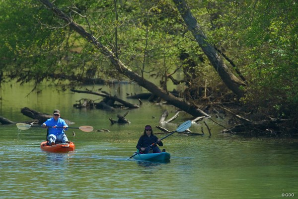 ゴルフ場の横を流れる川では、カヌーを楽しむ人の姿も。