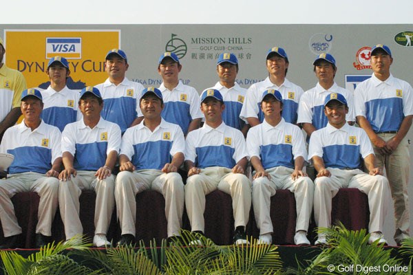 2005年 ダイナスティカップ 事前  12人名による日本チーム。勝利を誓い笑顔でハイポーズ！