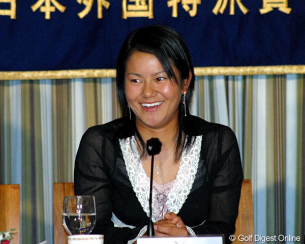 日本外国特派員協会の記者会見場で写真撮影に応じる宮里藍