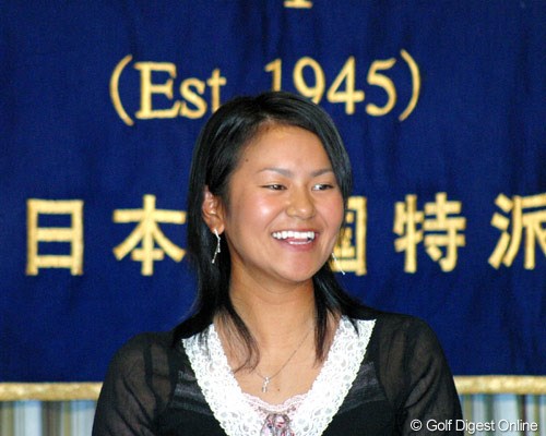 2005年 「今一番良いのは楽しんでやっていること」 宮里藍 日本外国特派員協会の記者会見場で写真撮影に応じる宮里藍