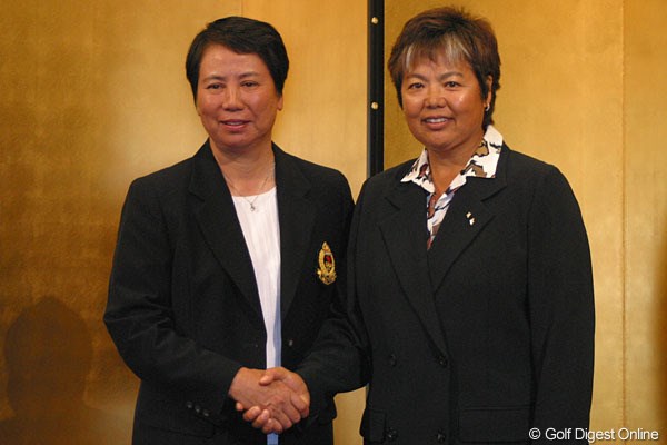 会見に現れた岡本綾子（右）と樋口久子会長