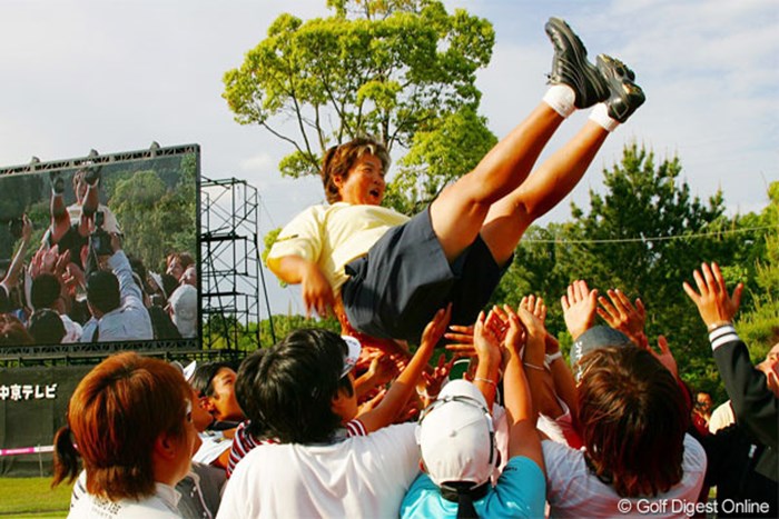 中京テレビ・ブリヂストンレディスオープン初日、出場選手たちに胴上げで祝福される岡本 2005年 世界殿堂入り決定の岡本綾子が喜びの会見