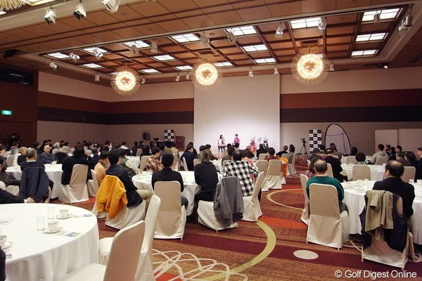 2010年 ホットニュース 日下部智子 ホテルの会場には120名のファンが集まり日下部智子との2時間の交流を楽しんだ