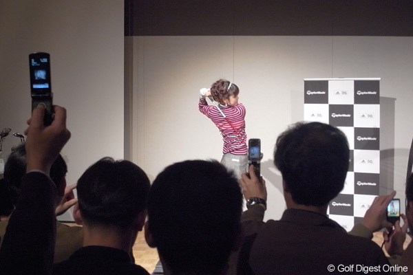 日下部智子のスイングを撮影しようと多くのファンが携帯電話のカメラやデジタルカメラを構えていた