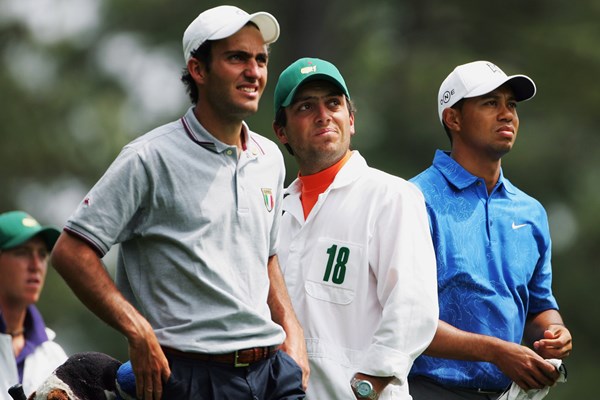 フランチェスコ・モリナリ（右から2人目）は2006年「マスターズ」で兄エドアルドのキャディを務めた（Andrew Redington/Getty Images）
