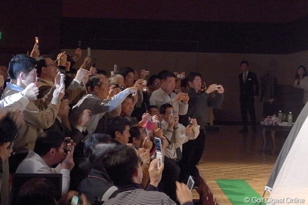 これが日下部智子のスイング撮影風景。押すな押すなの大混雑