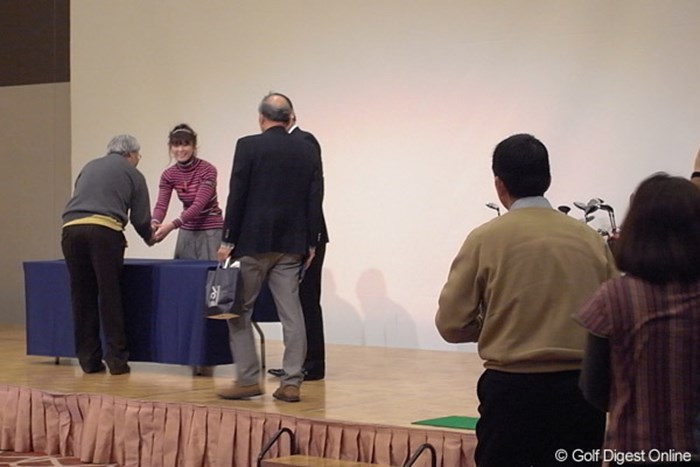 イベントの最後には、会場に訪れた120名のファン1人1人と握手を行った日下部智子 2010年 ホットニュース 日下部智子